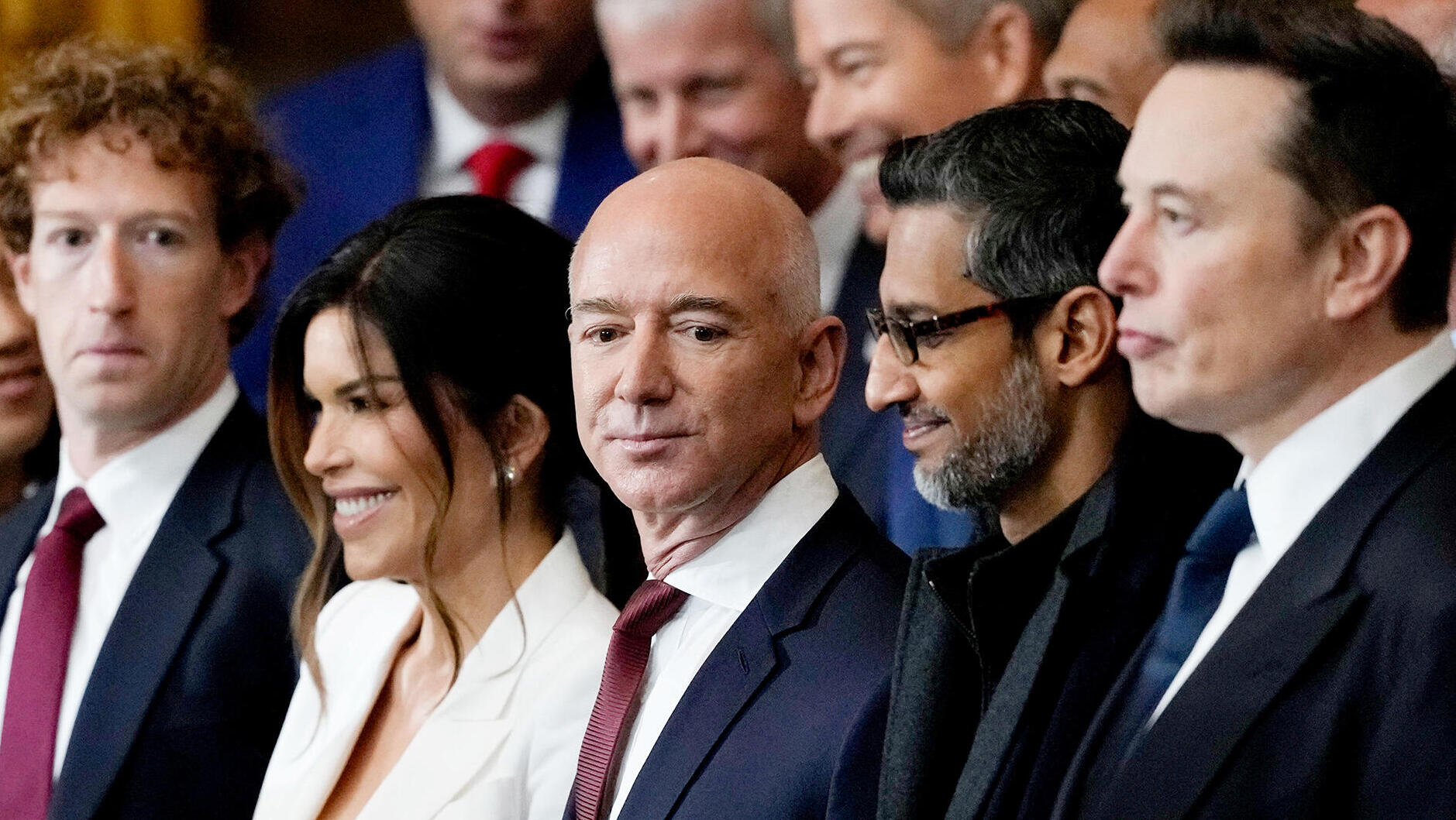 ראשי תעשיית ההיי טק מימין אלון מאסק סונדאר פיצ'אי ג'ף בזוס ו מארק צוקרברג ב טקס ההשבעה של טראמפ