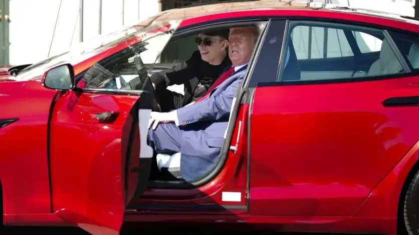 נשיא ארה"ב דונלד טראמפ ומנכ"ל טסלה אלון מאסק בתוך רכב של החברה בבית הלבן (צילום: Andrew Harnik/Getty) טראמפ ו מאסק עם טסלה בבית הלבן
