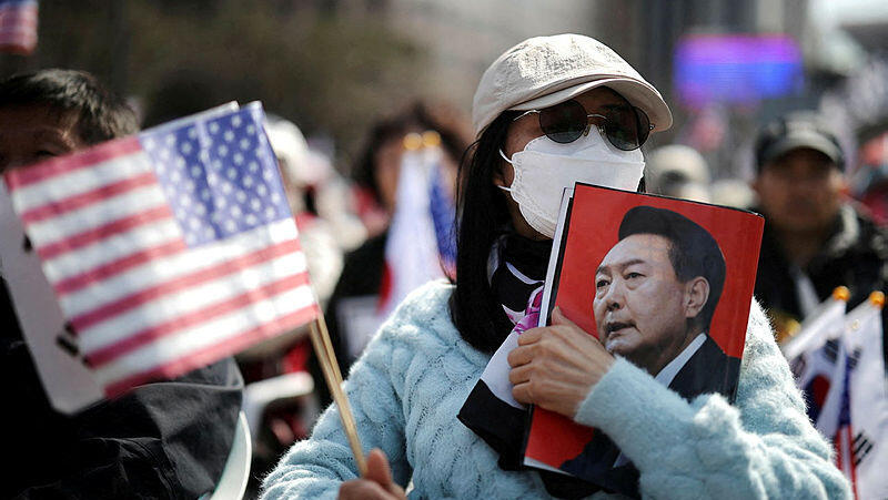 מפגין דרום קוריאני במצעד תמיכה בנשיא דרום קוריאה המודח יון סוק יאול