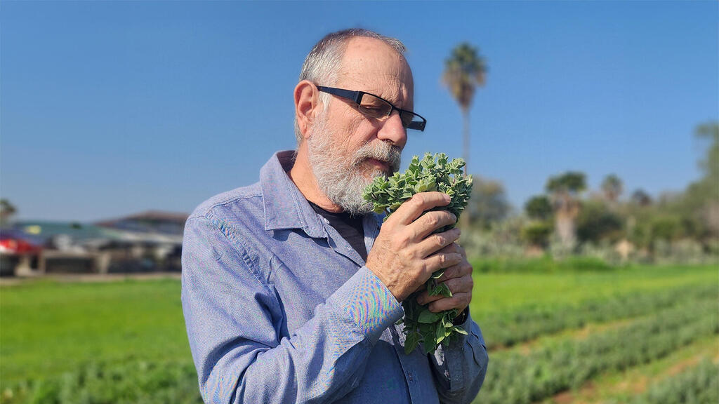 פרופ' נתיב דודאי עם הסופר זעתר שלו פנאי