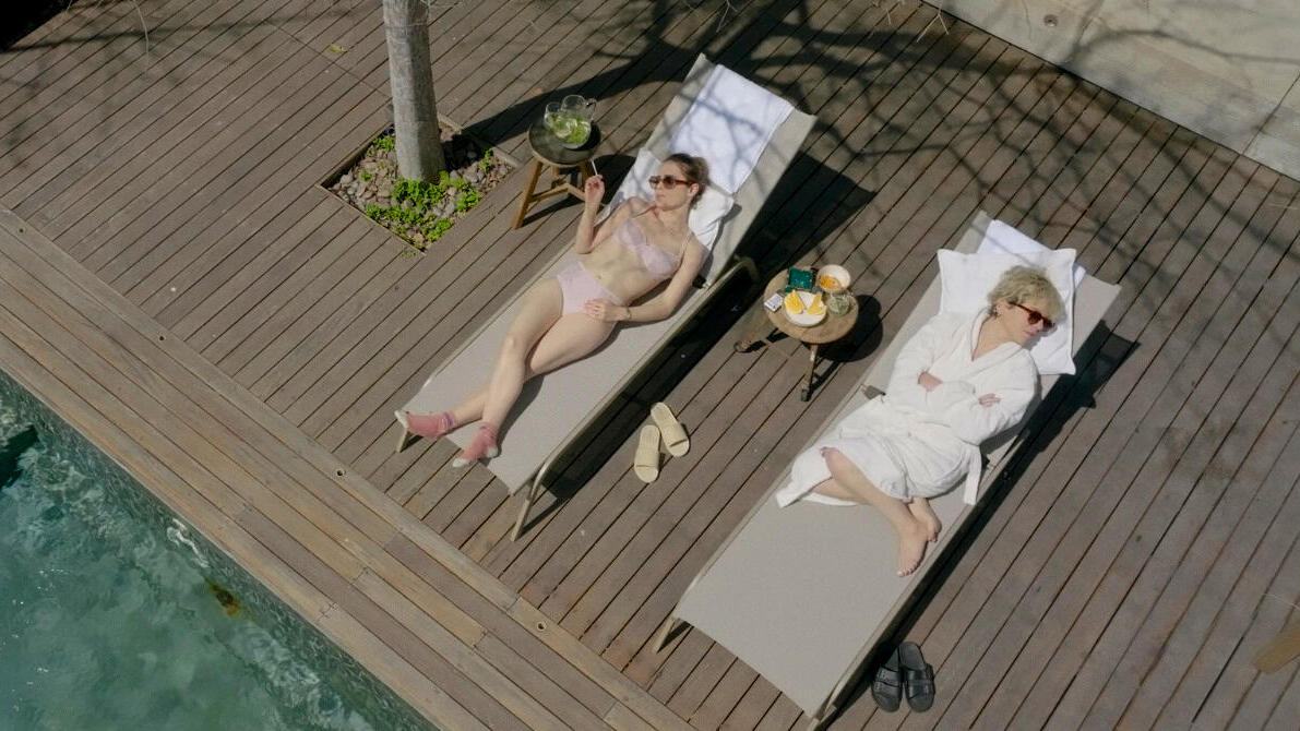 מימין השחקניות הילה רוח ו הדס ירון מתוך הסרט חלב פנאי