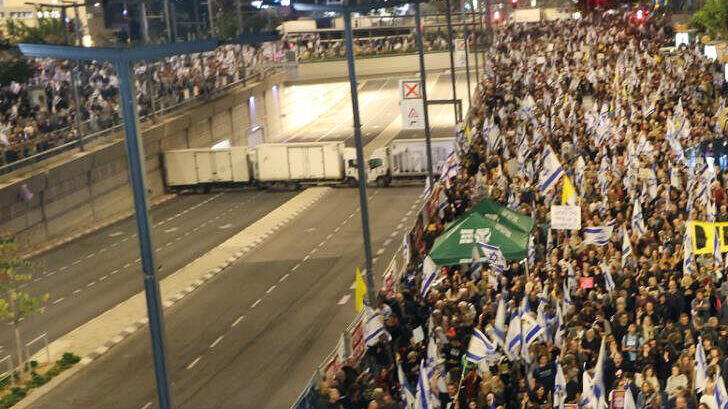 משאיות חוסמות את צומת קפלן בהפגנה (צילום: מוטי קמחי) משאיות חוסמות את צומת קפלן בהפגנה