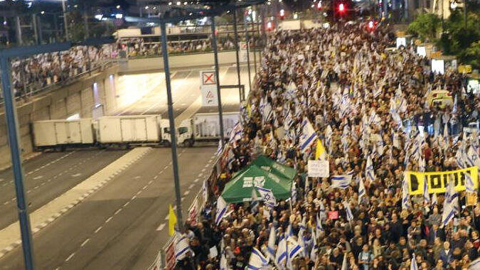 צילום: מוטי קמחי מכיתור מפגינים ועד חסימת כבישים: המשטרה מרחיבה את השימוש במשאיות