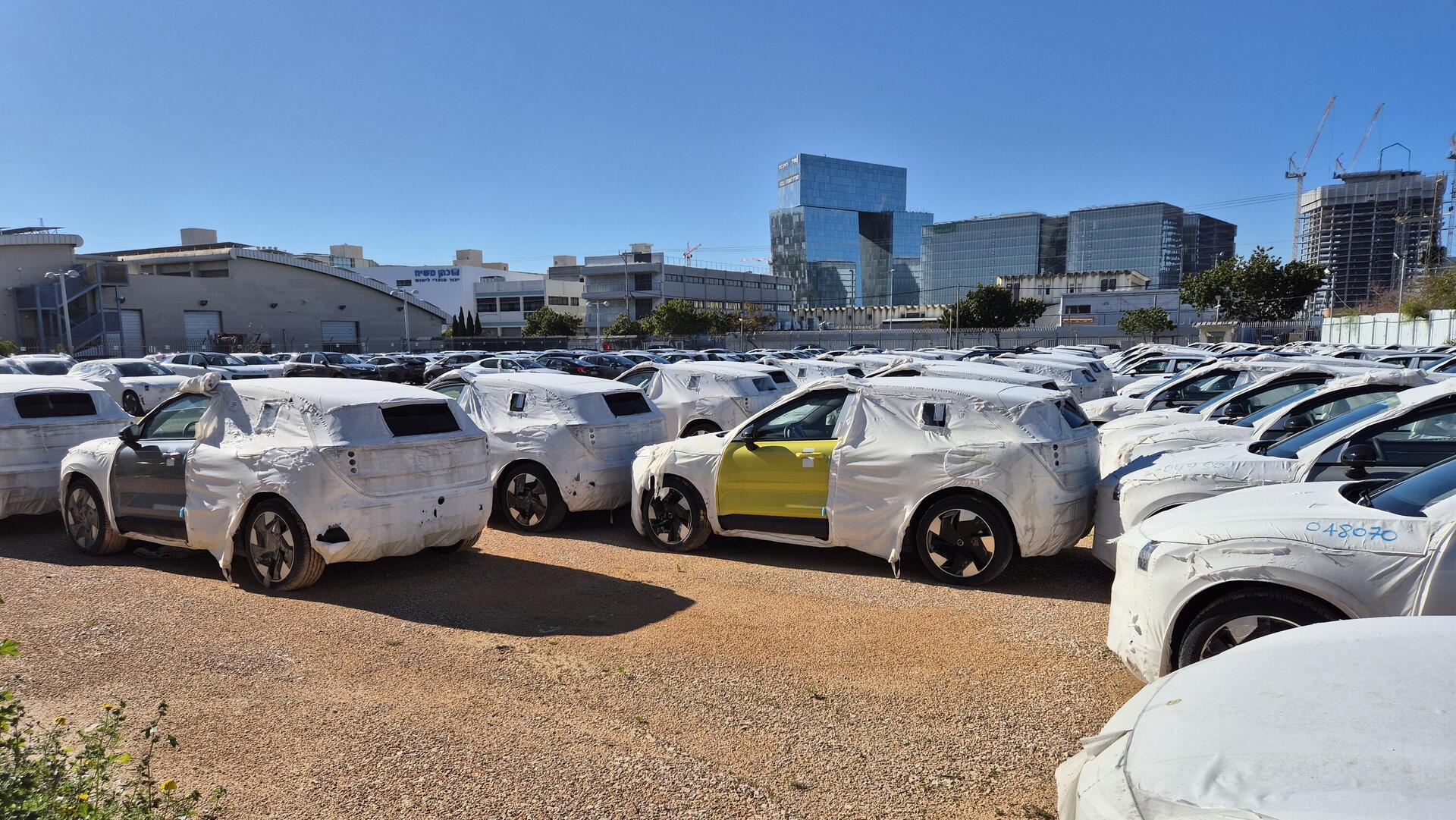 מכוניות לינק אנד קו 02 במגרש של היבואן מכוניות חשמליות