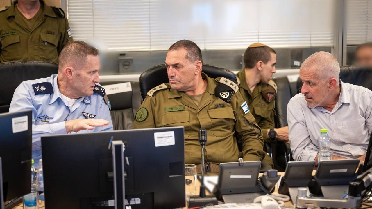 מימין ראש השב"כ רונן בר הרמטכל אייל זמיר ו מפקד חיל האוויר תומר בר