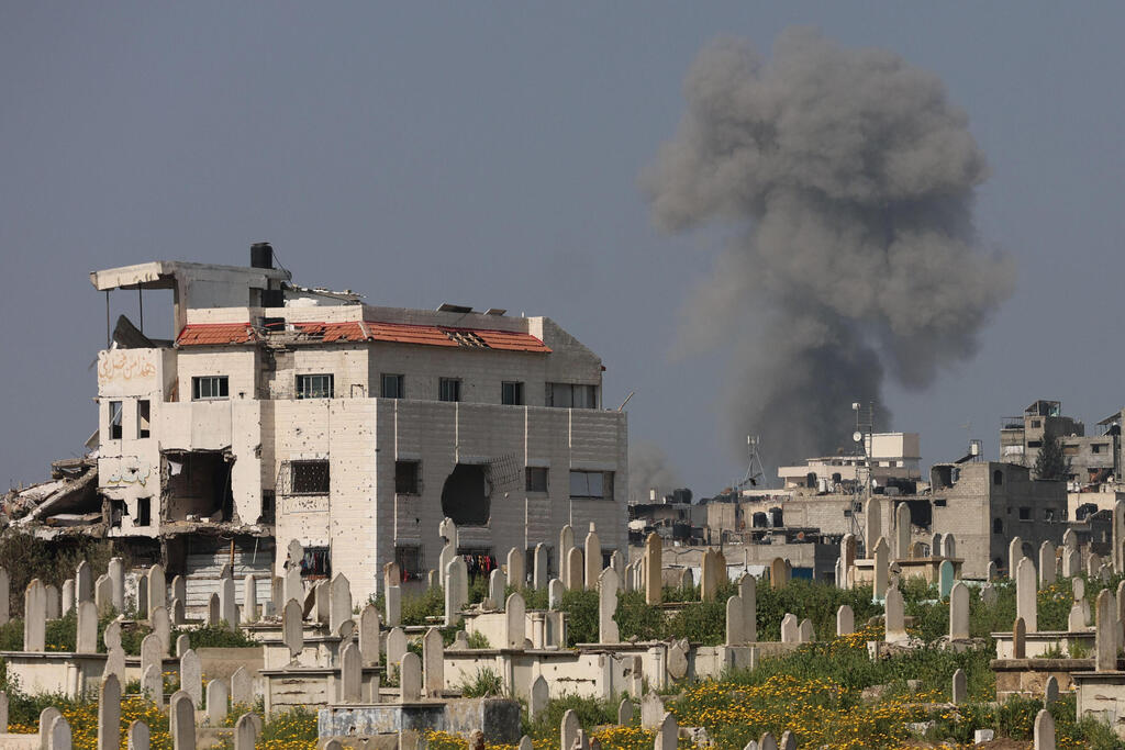 עשן התקיפות בעיר עזה (צילום: Omar AL-QATTAA / AFP) עשן התקיפות ב עיר עזה 18.3.25 מלחמה בעזה מלחמת עזה