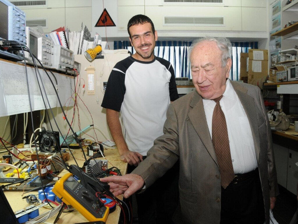 פרץ כחוקר צעיר במעבדה עם מרסל אדאמס. "זכיתי כי לתוצאות הפיתוח שלי היה ערך של חידוש מדעי" (צילום: באדיבות מלגות אדמס) פרץ כחוקר צעיר במעבדה עם סילבן אדאמס