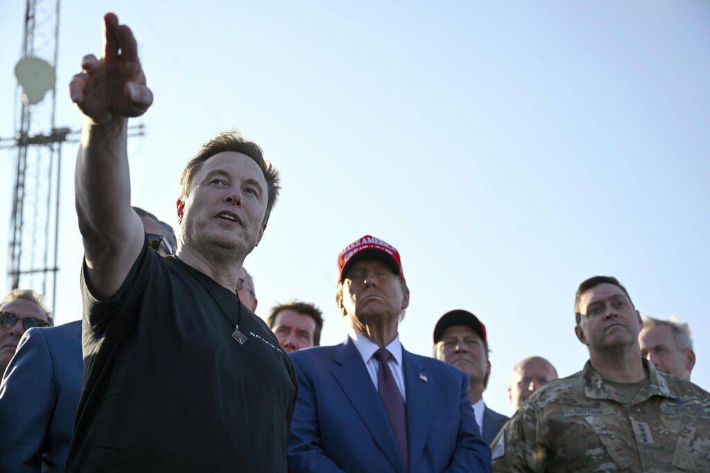 הנשיא טראמפ ואלון מאסק לפני שיגור טיל של SpaceX בנובמבר, טקסס. "פגשתי את מאסק כמה פעמים וחיבבתי אותו. אני לא יודע מה קרה לו" (צילום: Pool via AP/Brandon Bell) הנשיא טראמפ ואלון מאסק לפני שיגור טיל של SpaceX
