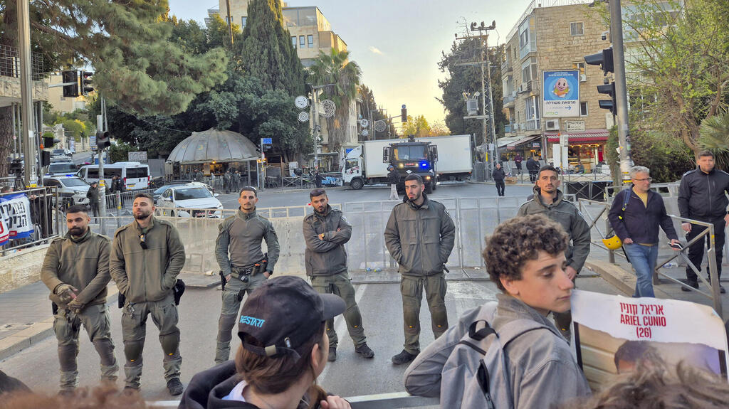 מחאה מול ביתו של ראש הממשלה בירושלים (צילום: אמיתי גזית) מחאה ב ירושלים מול ביתו של ראש הממשלה בנימין נתניהו