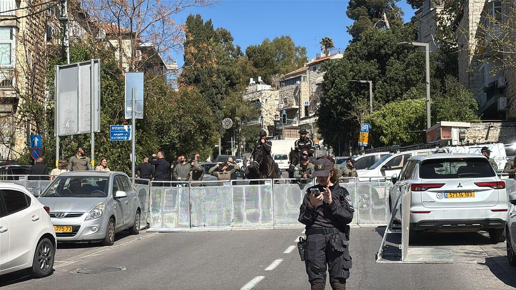 המחסומים ליד מעון ראש הממשלה (צילום: אמיר זיו) המחסומים ליד בית ראש הממשלה ב רחוב עזה ירושלים 19.3.25