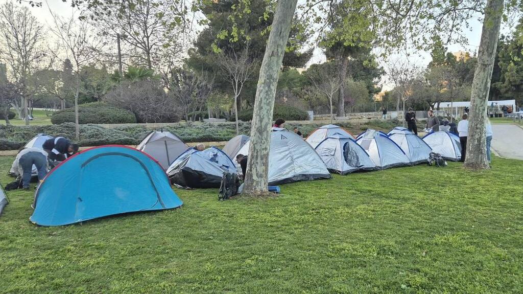הקמת אוהלים בגן העצמאות (צילום: ארי ליבסקר) עיר אוהלים גן העצמאות ירושלים מחאה נגד ראש הממשלה נתניהו