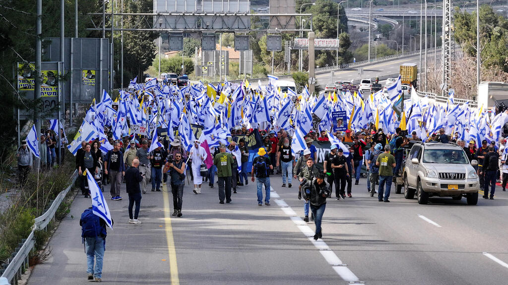 מפגינים חוסמים את כביש 1 (צילום: REUTERS/Ilan Rosenberg) מפגינים חוסמים את כביש 1 19.3.25