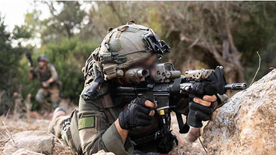 אימון צבאי היערכות ל תמרון קרקעי ב צפון חיילי גולני באימון