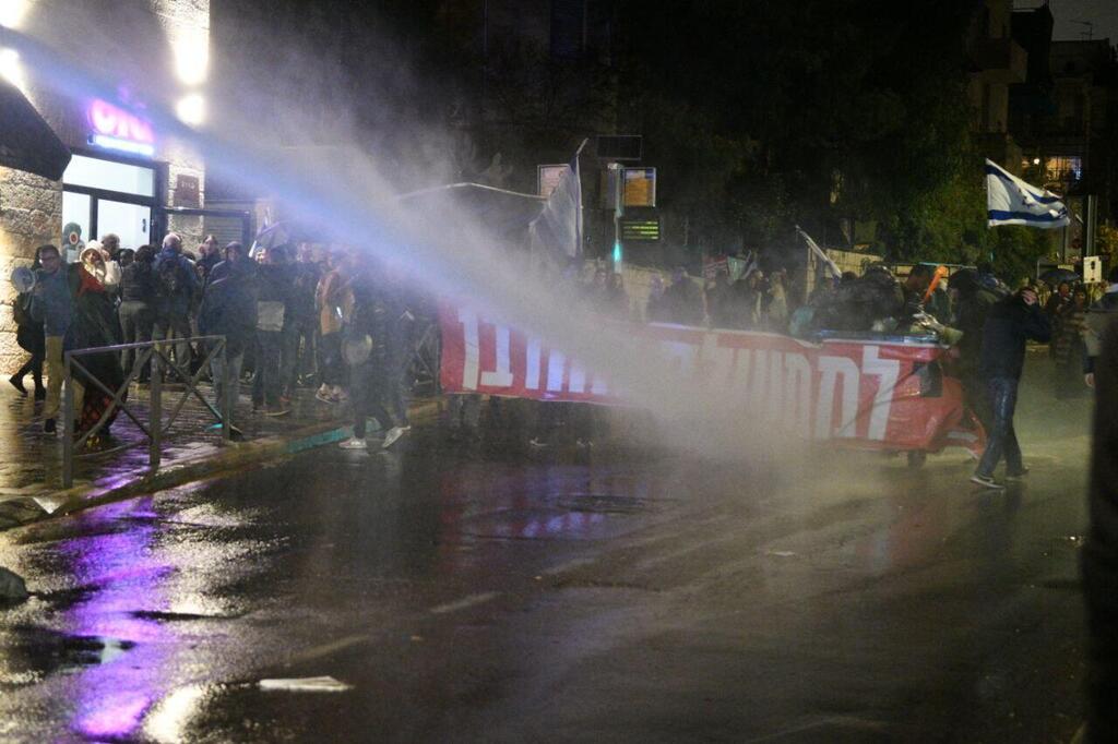 המשטרה השתמשה במכת"זית (צילום: רפי קוץ) פינוי מפגינים ב ירושלים הפגנות מחאה הפגנה 19.3.25