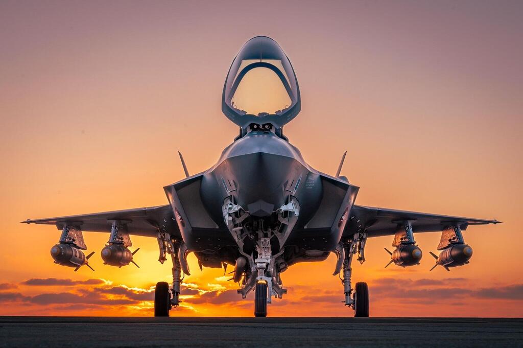 מה יפה את, לאור שקיעה נוגה. F35 עם ארבע פצצות 900 ק"ג (צילום: עמית אגרונוב, אתר חיל האוויר ) הקברניט F35 חמקן מטוס קרב 1