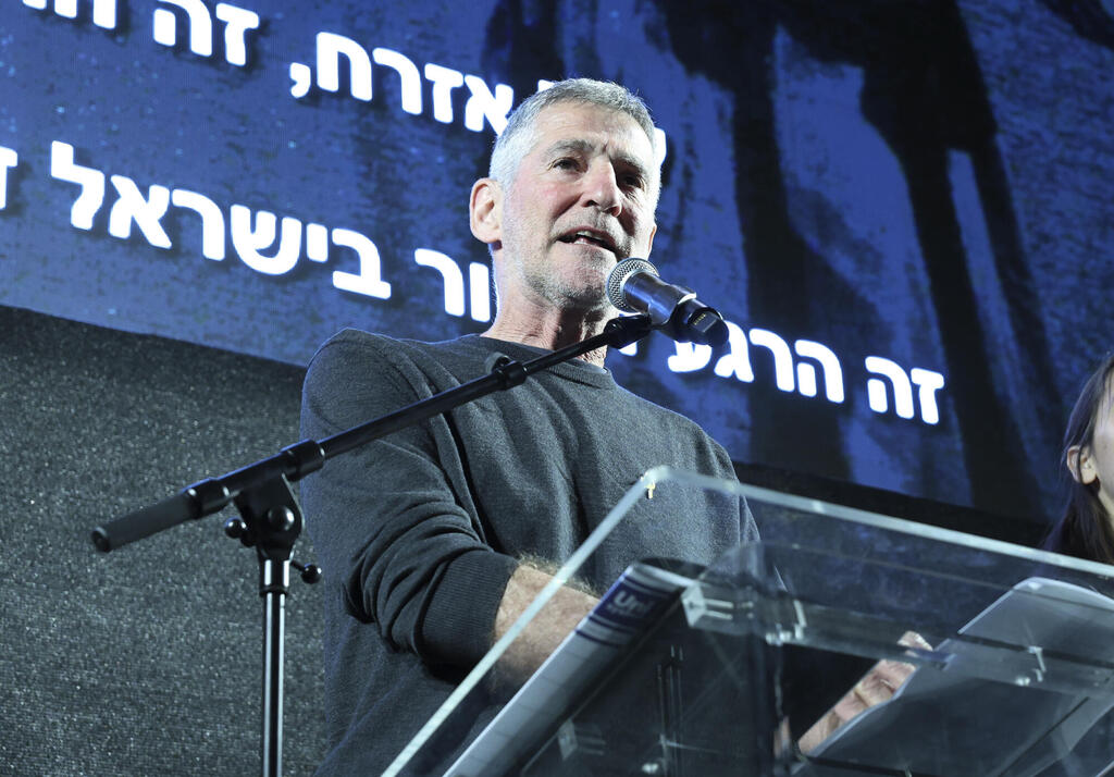 יאיר גולן נואם בהפגנה בתל אביב (צילום: דנה קופל) מחאה בכיכר הבימה כנגד פיטורי ראש השב"כ בהשתתפות יאיר לפידי איר גולן 22.3.25