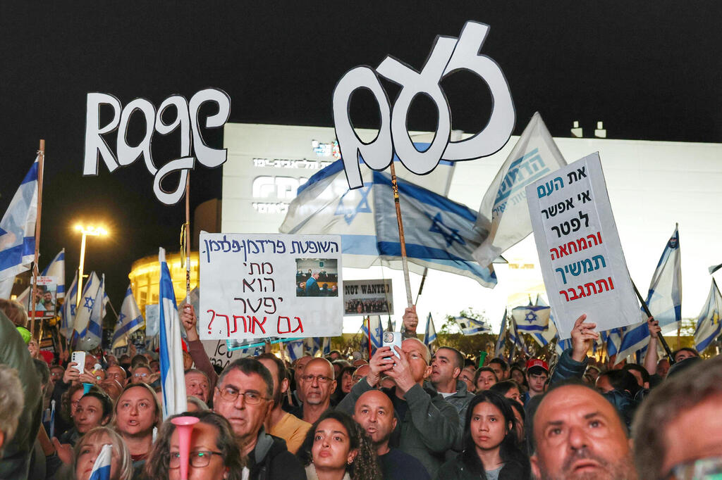מפגינים בת"א, הערב (צילום: דנה קופל) מחאה בכיכר הבימה כנגד פיטורי ראש השב"כ בהשתתפות יאיר לפידי איר גולן 22.3.25