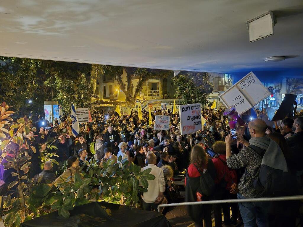 המפגינים מחוץ למצודת זאב בתל אביב (צילום: רן רימון) צעדה בתל אביב הפגנה מחאה 22.3.25 המפגינים מחוץ למצודת זאב בתל אביב