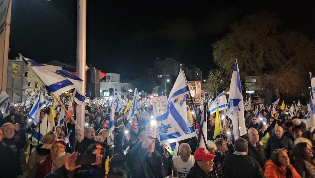 מפגינים בחיפה, הערב (צילום: מחאת העם חיפה) מחאה הפגנה מפגינים ב חיפה 22.3.25
