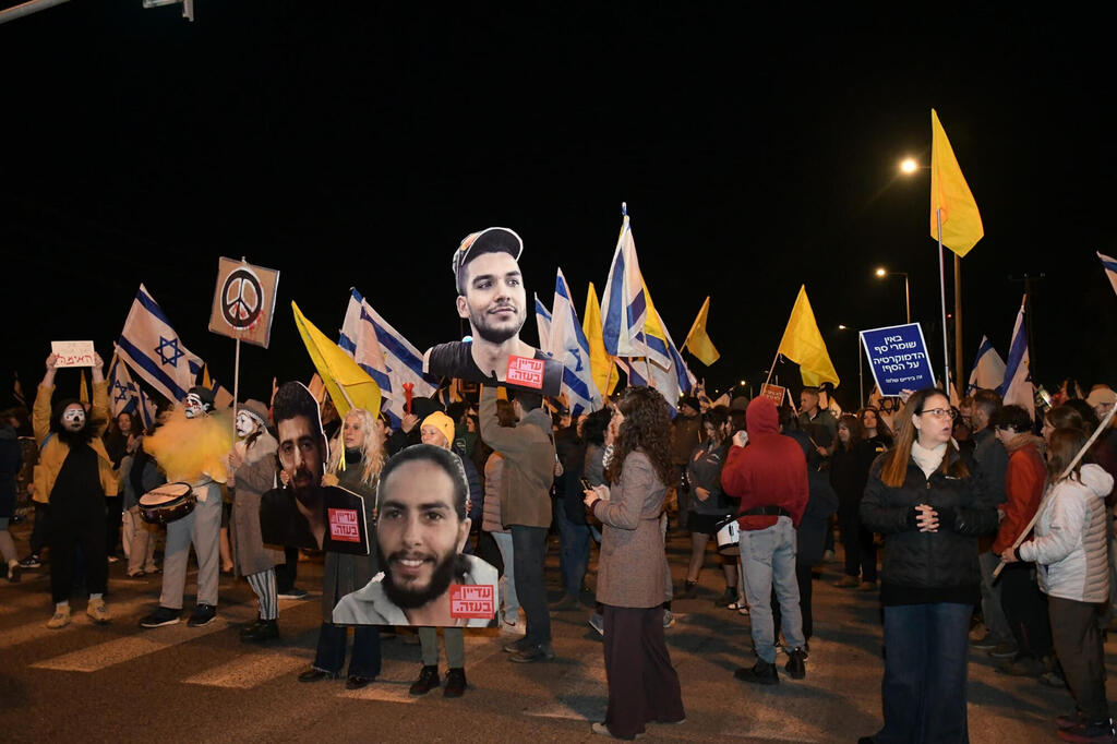 מפגינים בצומת כרכור (צילום: עמוס גיל) הפגנה ב צומת כרכור נגד הממשלה 22.3.25