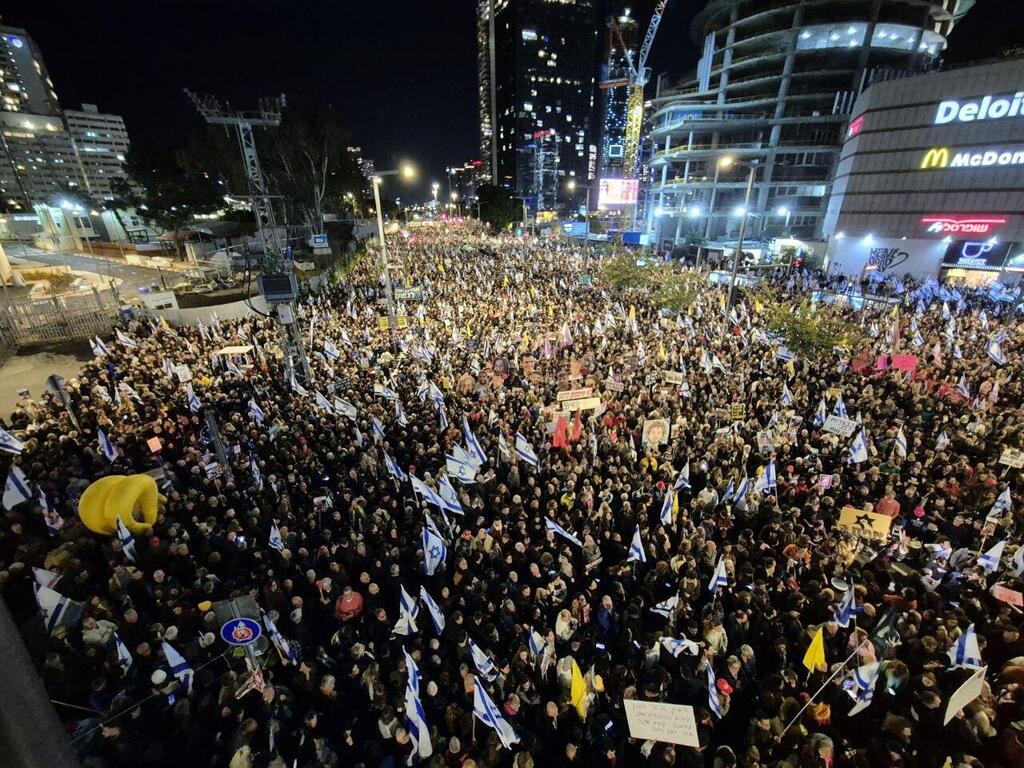 מפגינים בתל אביב (צילום: אמיתי גזית) מפגינים בקפלן תל אביב הפגנה מחאה חטופים 22.3.25