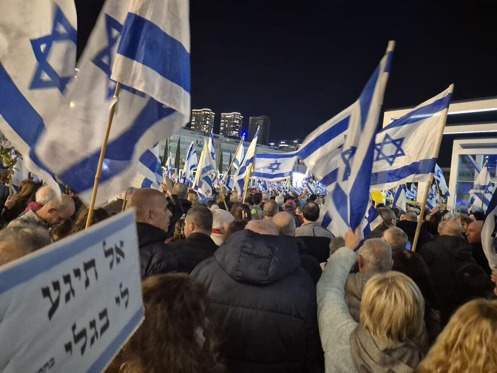 צילום: פטר קלנר מפגינים מחאה הפגנה הפגנות חטופים ב כיכר הבימה בתל אביב 22.3.25