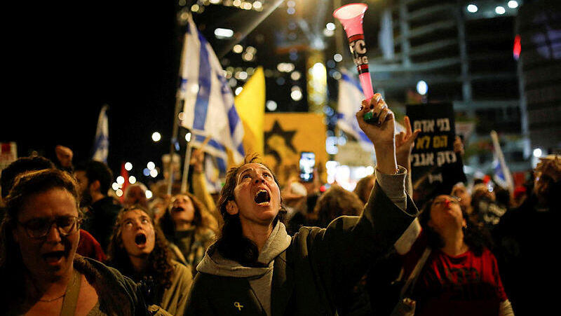 מפגינים 6 הפגנה מחאה ב תל אביב 22.3.25