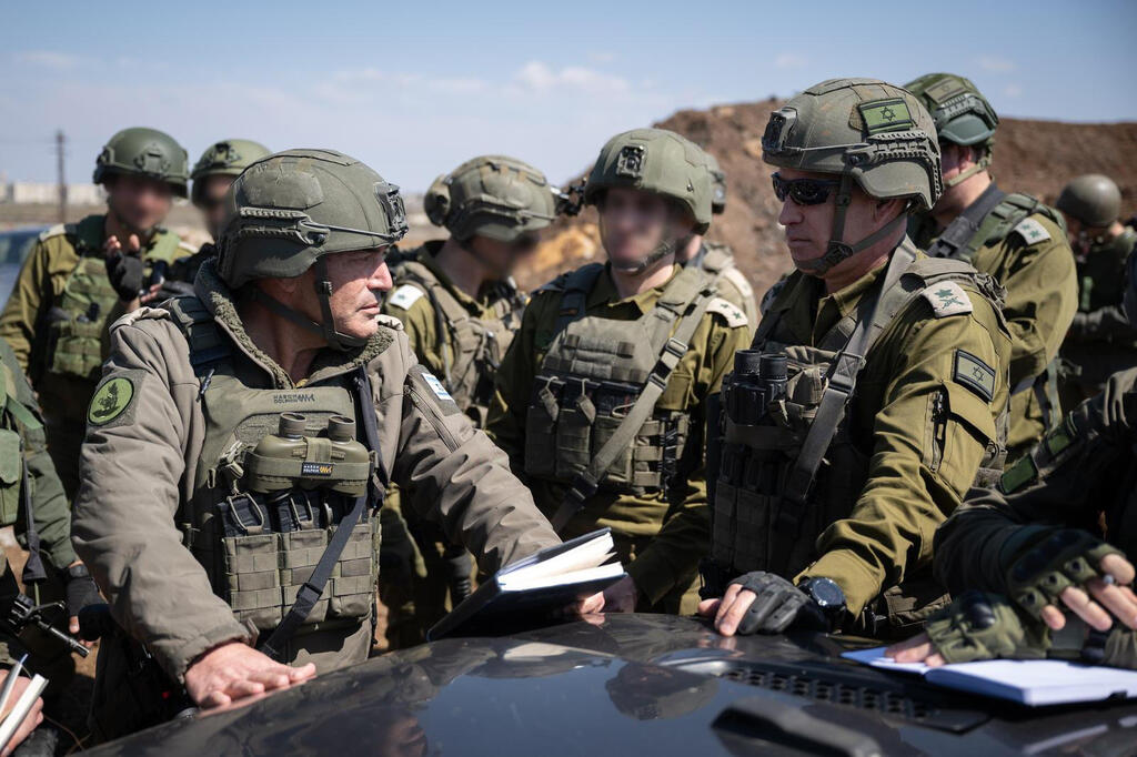 הרמטכ"ל זמיר. "כולנו מתגייסים, כולנו נלחמים ביחד וכולנו מקריבים ביחד" (צילום: דובר צה"ל) במרכז הרמטכ"ל אייל זמיר בסיור ברצועת הביטחון בגבול הצפון עם סוריה