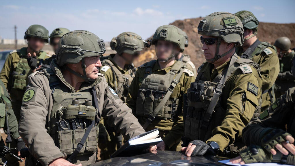 במרכז הרמטכ"ל אייל זמיר בסיור ברצועת הביטחון בגבול הצפון עם סוריה