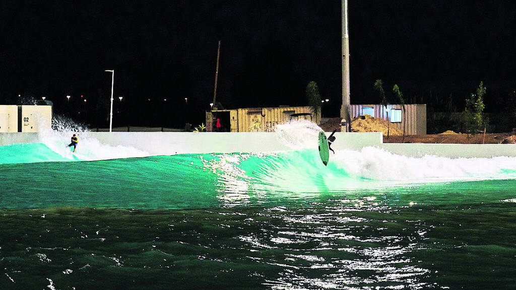 גלישת לילה בפארק. מה יהיה כשיתמלא? "נקים עוד בריכה", אומרים היזמים