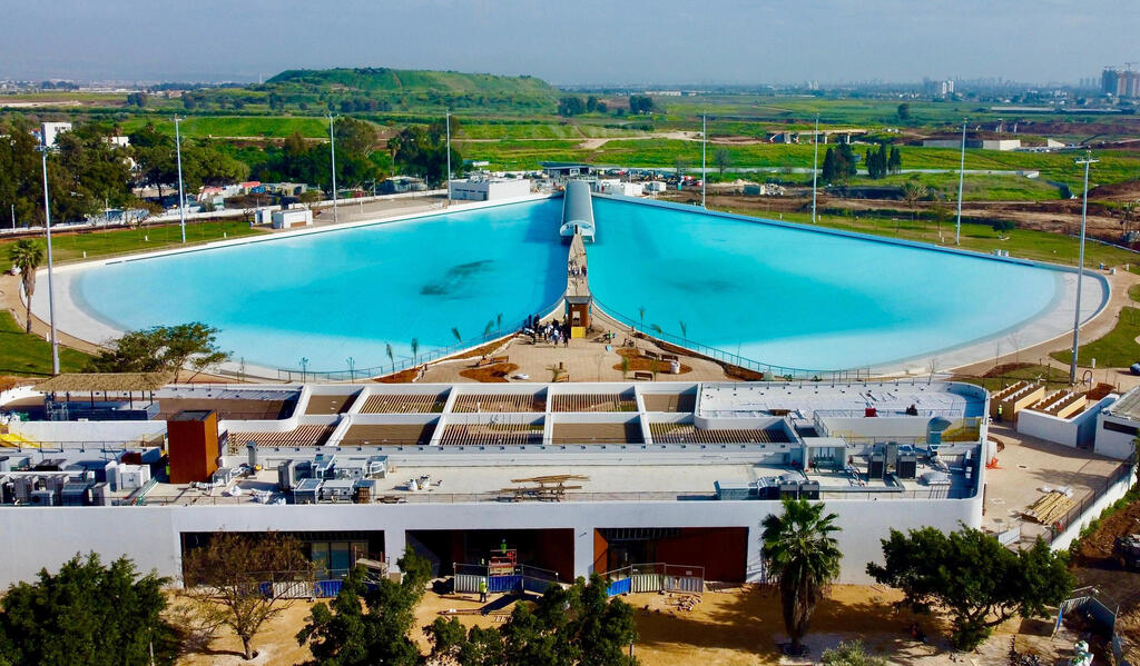 פארק הגלישה, עם שני חלקי הלגונה וחדר המכונות ביניהם. 56 מנועים מפעילים 56 מדפים שדוחפים את המים, והמפגש של המים עם תוואי הקרקע המיועד לכך יוצר גלים שאפשר לשלוט בכל פרמטר שלהם