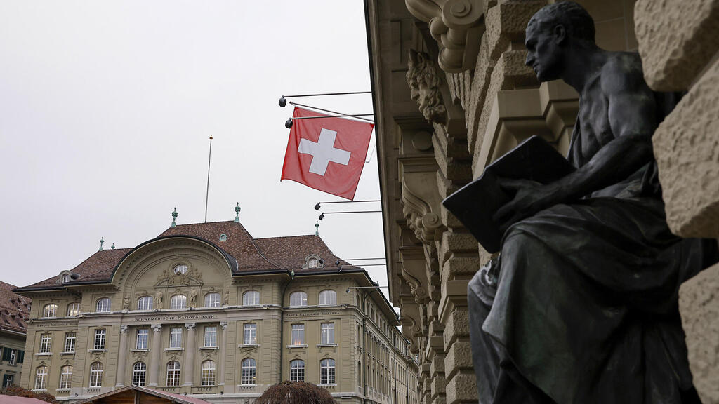 בנק SNB, בברן שוויץ. מערכת יחסים "חד צדדית" (צילום: Stefan Wermuth/Bloomberg ) בנק SNB בברן שוויץ