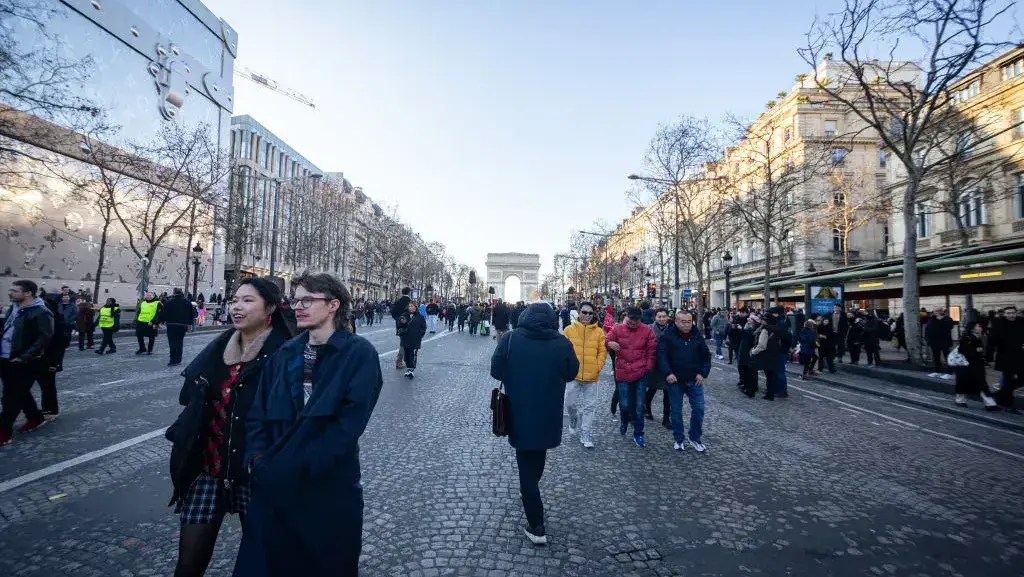 פריז שאנז אליזה מדרחוב רחוב להולכי רגל