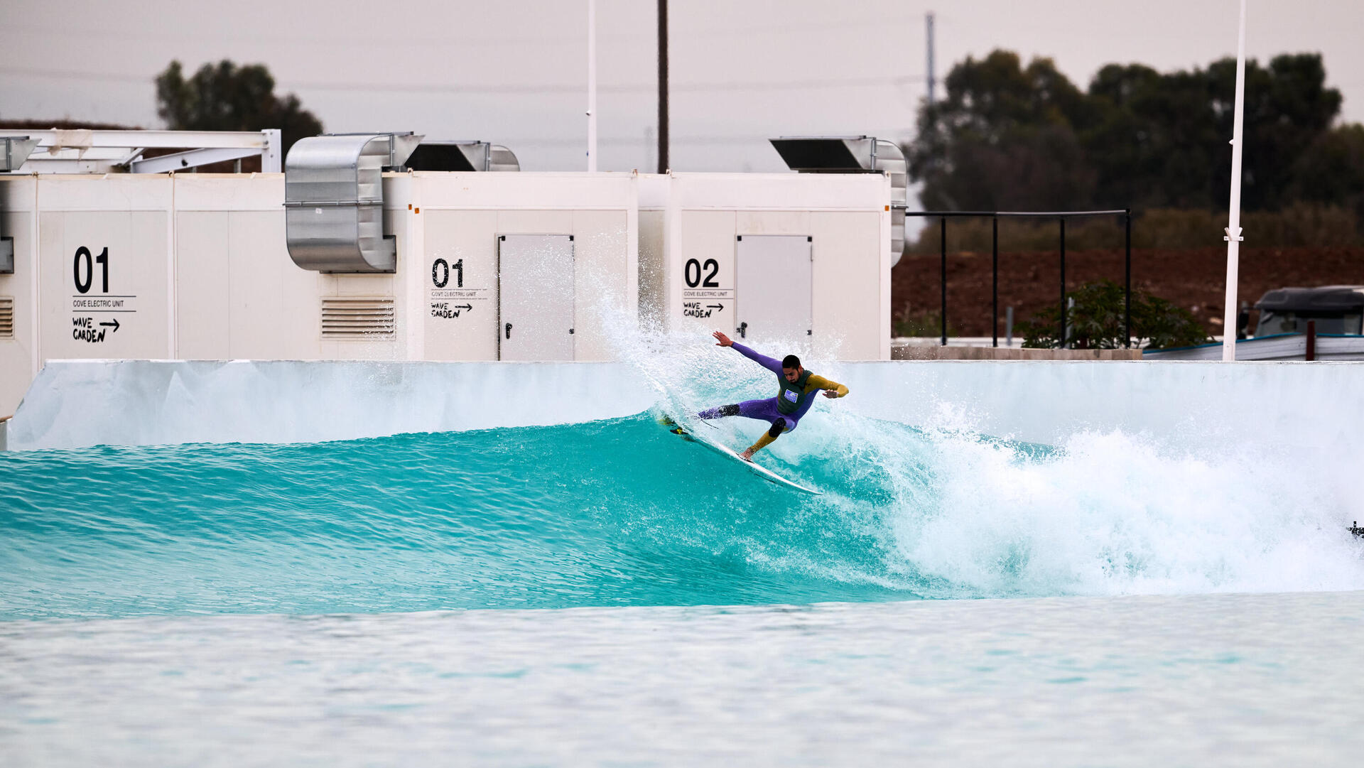 לגונת הגלישה החדשה בדרום תל אביב. עד 100 אנשים יכולים לגלוש במקביל, לכולם יהיו גלים, והרבה מהם