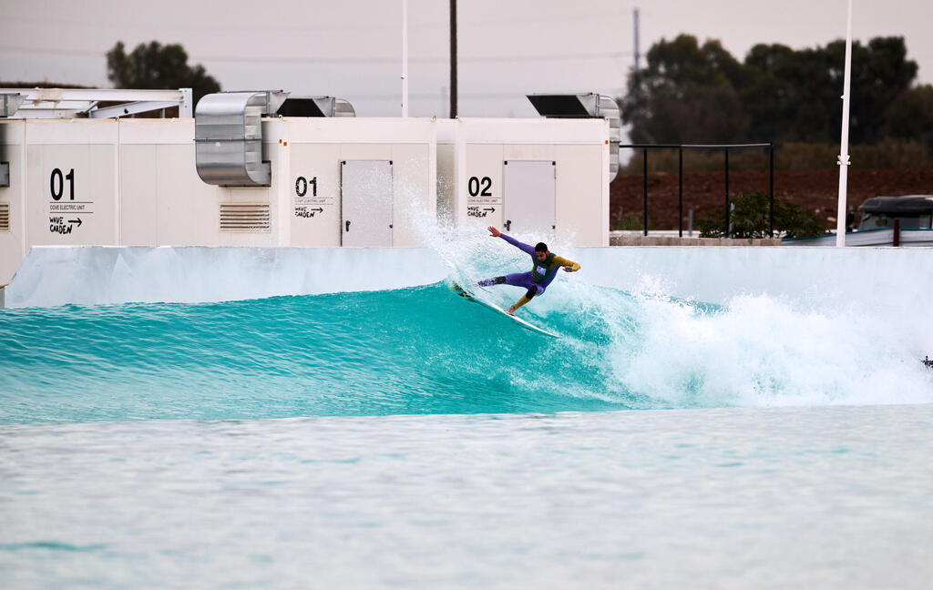 לגונת הגלישה החדשה בדרום תל אביב. עד 100 אנשים יכולים לגלוש במקביל, לכולם יהיו גלים, והרבה מהם