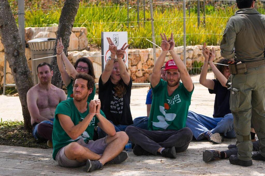 מפגינים שנעצרו ליד משכן הכנסת (צילום: שלו שלום) מפגינים שנעצרו ליד משכן הכנסת 25.3.2025