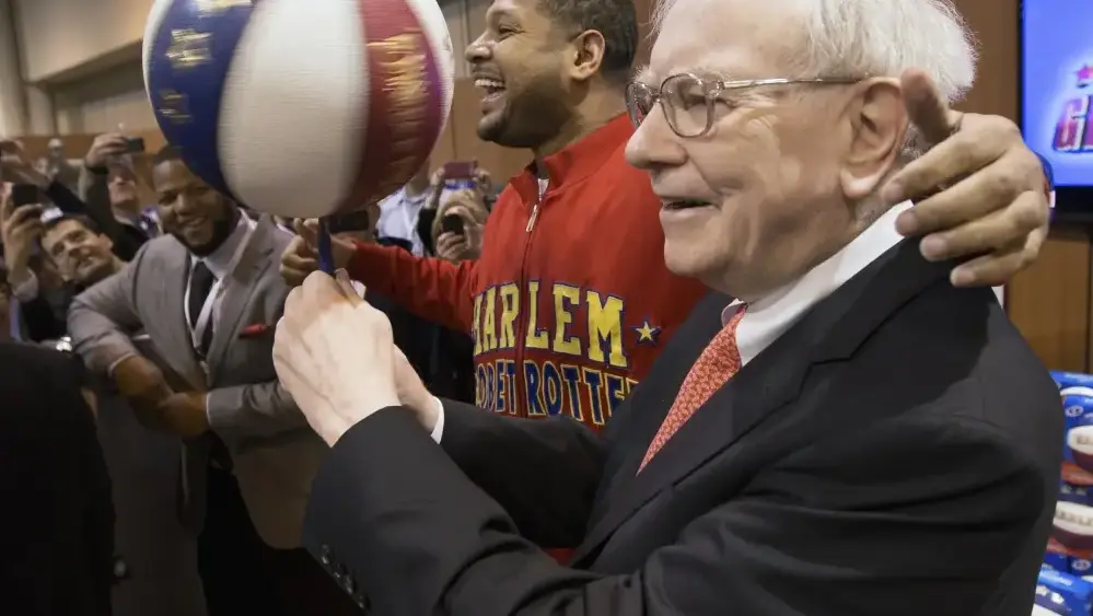 באפט. משבר הוא הזדמנות (צילום: Nati Harnik / AP) וורן באפט ברקשייר האת'אוויי אליפות המכללות