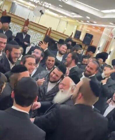 שר השיכון גולדקנופף רוקד לצלילי "נמות ולא נתגייס", בחודש שעבר. "אני בתפקיד כדי להראות שאם רוצים לכונן פה יחד חברה ישראלית, גם חרדים צריכים לשבת בקוקפיט" (צילום: יוסי הרשקופ) יצחק גולדקנופף רוקד "נמות ולא נתגייס". ובינתיים, המילואימניקים בקושי מחזיקים