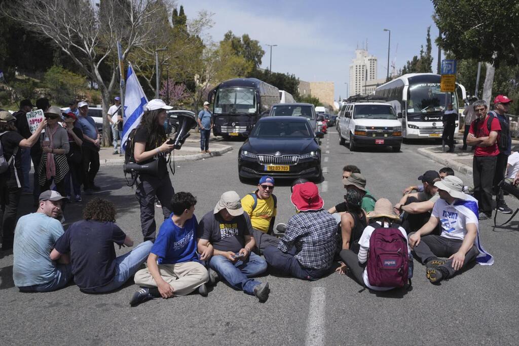 הבוקר, מחוץ לכנסת (חדשות Ynet) חוסמים את הכניסה ל כנסת 25.3.2025