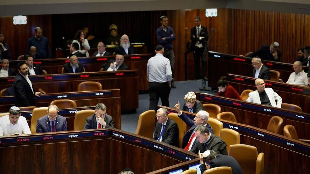 ישיבת מליאה (צילום: נועם מושקוביץ / דוברות הכנסת) ראש הממשלה בנימין נתניהו ישראל כ"ץ גדעון סער יריב לוין שלמה קרעי ניר ברקת הצבעות הצבעה חוק יסוד השפיטה מליאה מליאת חברי כנסת