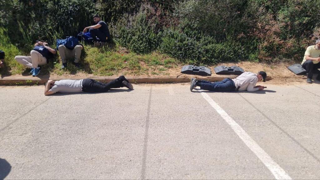 אזרחים משתטחים על הקרקע בזמן אזעקה ב גוש עציון 27.3.25