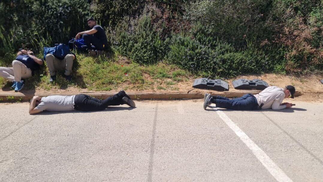 אזרחים משתטחים על הקרקע בזמן אזעקה ב גוש עציון 27.3.25