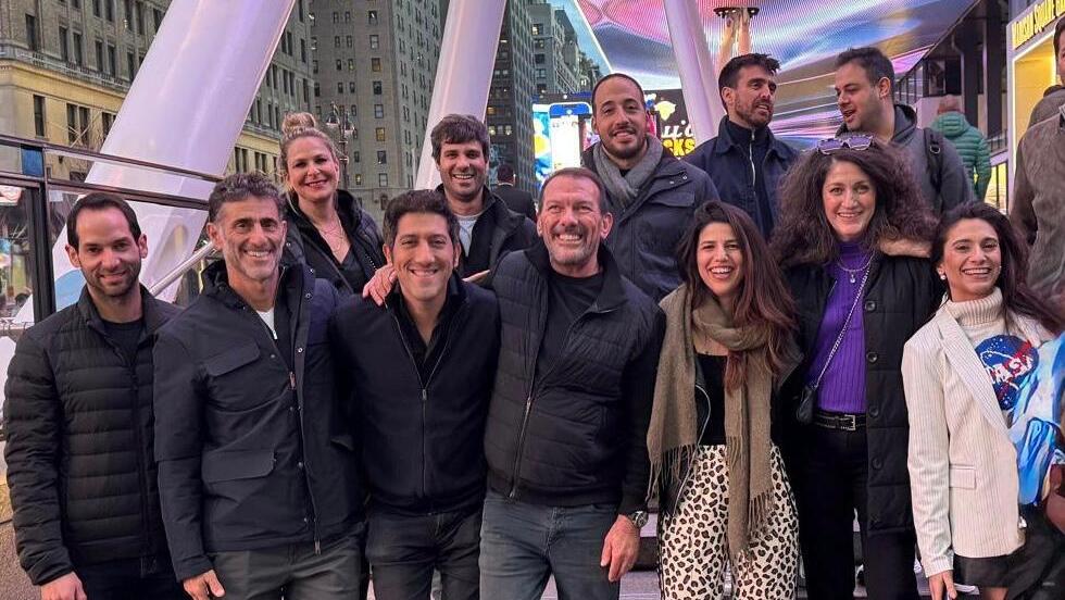 בכירי קרן קומרה עם מייסד טאבולה אדם סינגולדה וכמה מהמנכ"לים של החברות הזוכות, ליד המדיסון סקוור גארדן 