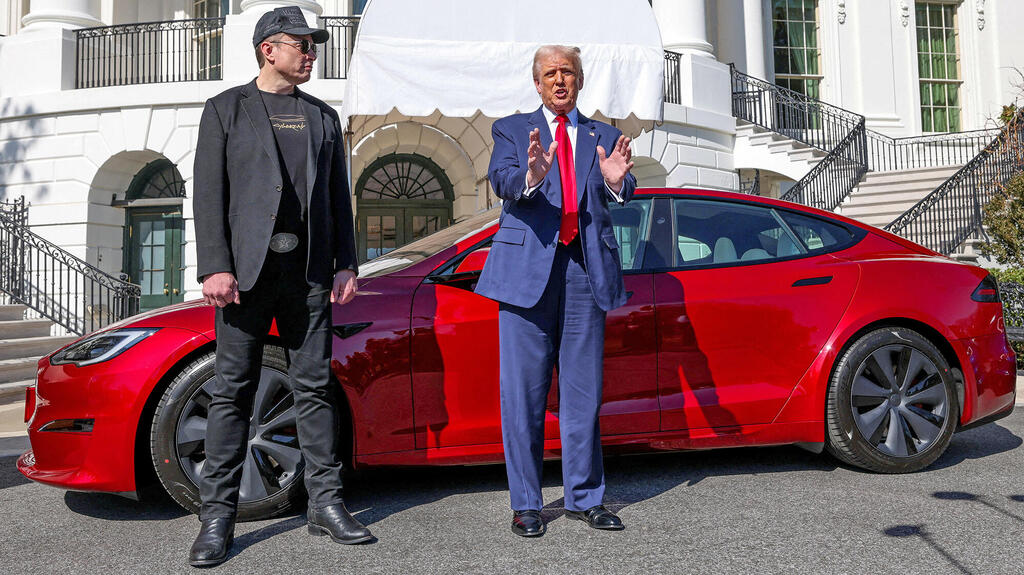 נשיא ארה"ב דונלד טראמפ והבעלים של טסלה אלון מאסק לצד רכב טסלה מודל S בבית הלבן (צילום: Kevin Lamarque/REUTERS) נשיא ארה"ב דונלד טראמפ והבעלים של טסלה אלון מאסק לצד רכב טסלה מודל S בבית הלבן