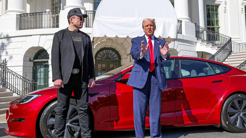 מנכ"ל טסלה אלון מאסק עם נשיא ארה"ב דונלד טראמפ. העדיף לעסוק ביחסי אהבה-שנאה עם הנשיא במקום בפיתוח דגמים חדשים (צילום: Kevin Lamarque/REUTERS) נשיא ארה"ב דונלד טראמפ והבעלים של טסלה אלון מאסק לצד רכב טסלה מודל S בבית הלבן