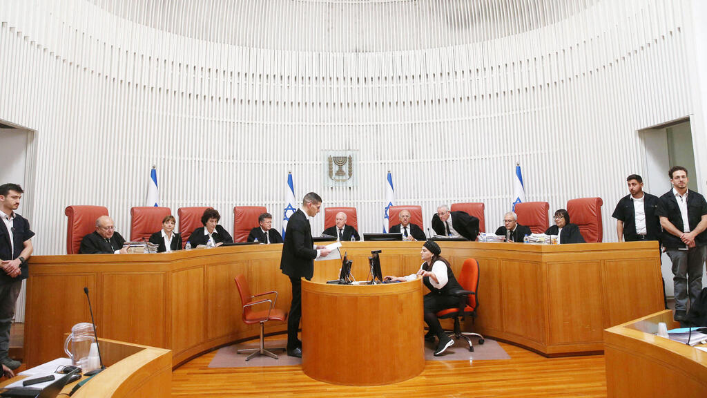 דיון בבג"ץ, ארכיון. "בכל העולם הדמוקרטי שכר השופטים משוריין בחוק יסוד" (צילום: עמית שאבי) דיון בהרכב מורחב ב בית המשפט העליון בג"ץ דיון על גיוס בני ישיבות