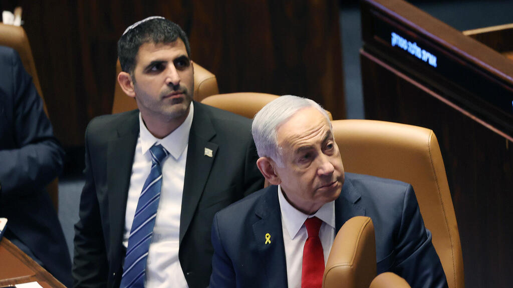 מימין בנימין נתניהו ראש הממשלה שלמה קרעי שר התקשורת