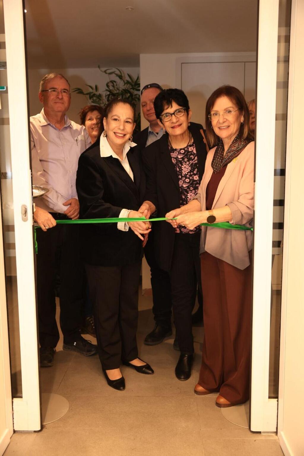 פתיחת המרפאה ברמת אביב (צילום: מיכה בננו) פתיחת המרפאה ברמת אביב