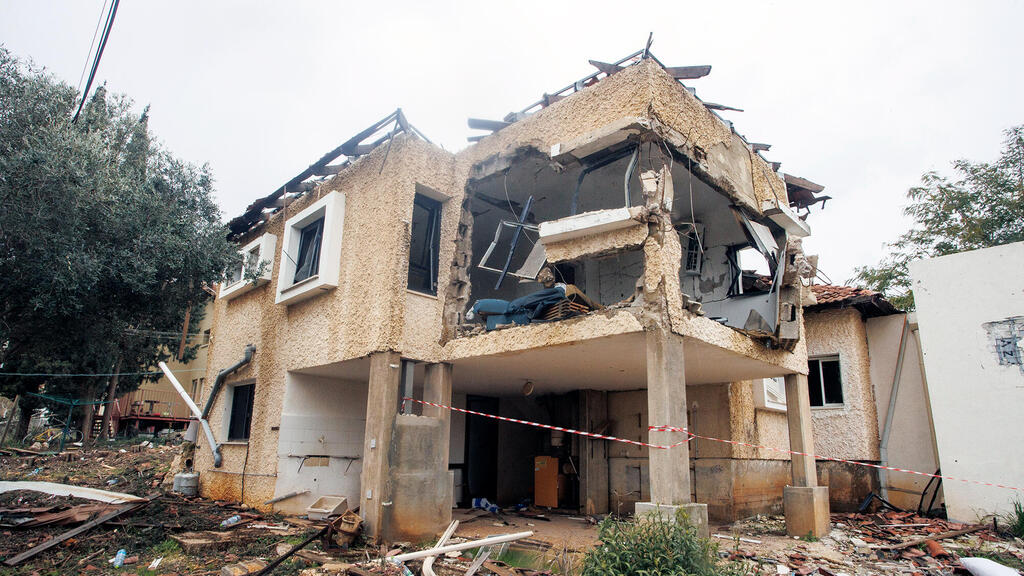 בית שנפגע מטיל חיזבאללה בישוב מטולה