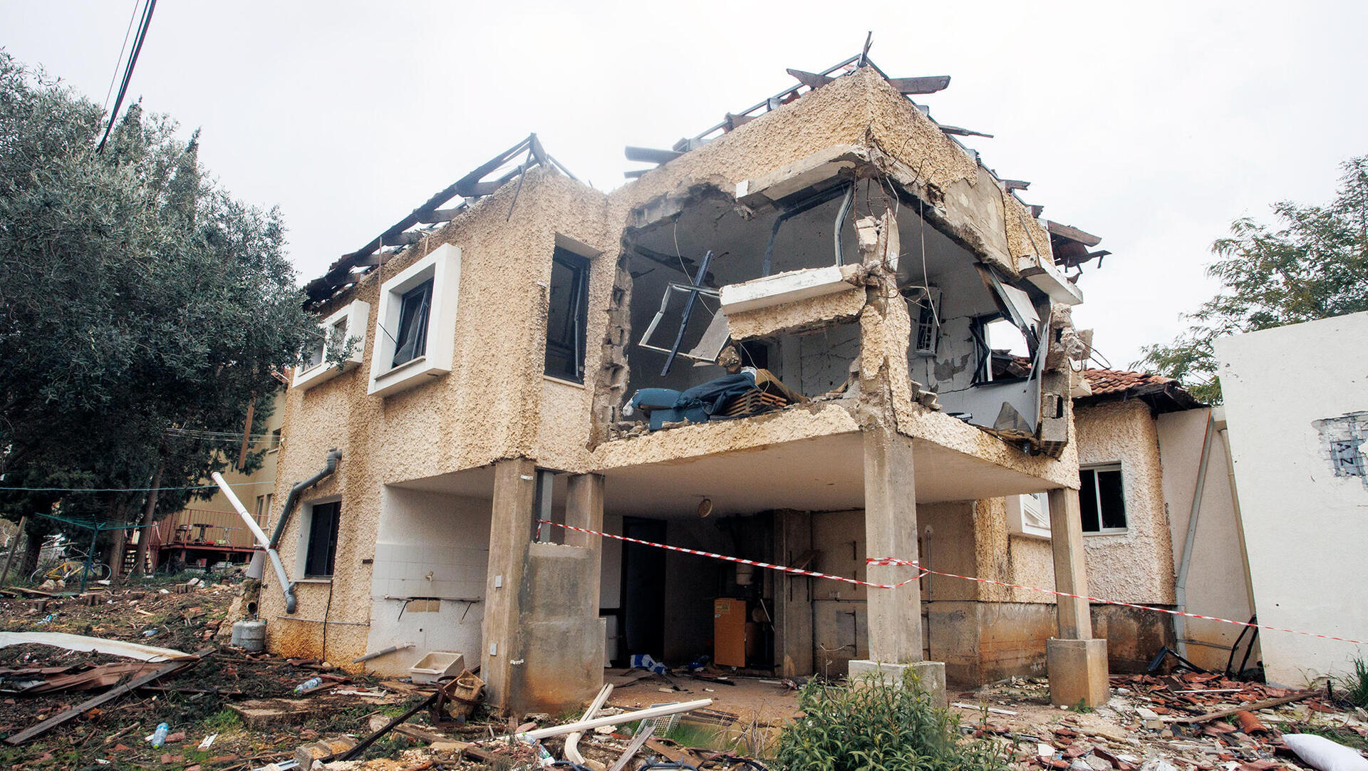 בית שנפגע מטיל חיזבאללה בישוב מטולה